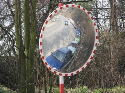 Зеркало на дороге